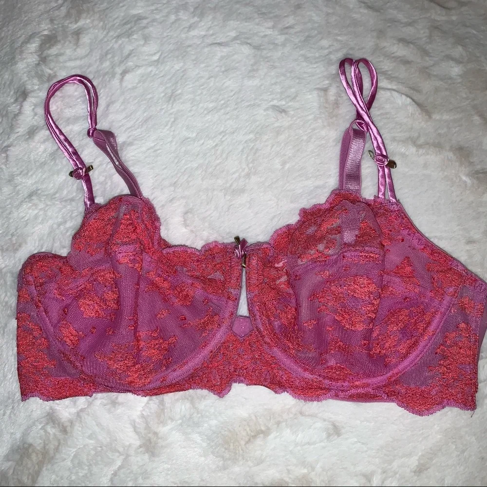 36D Victoria’s Secret vintage unlined lace bra